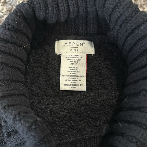 Knit poncho with matching ear muffs - Picture 5 of 7